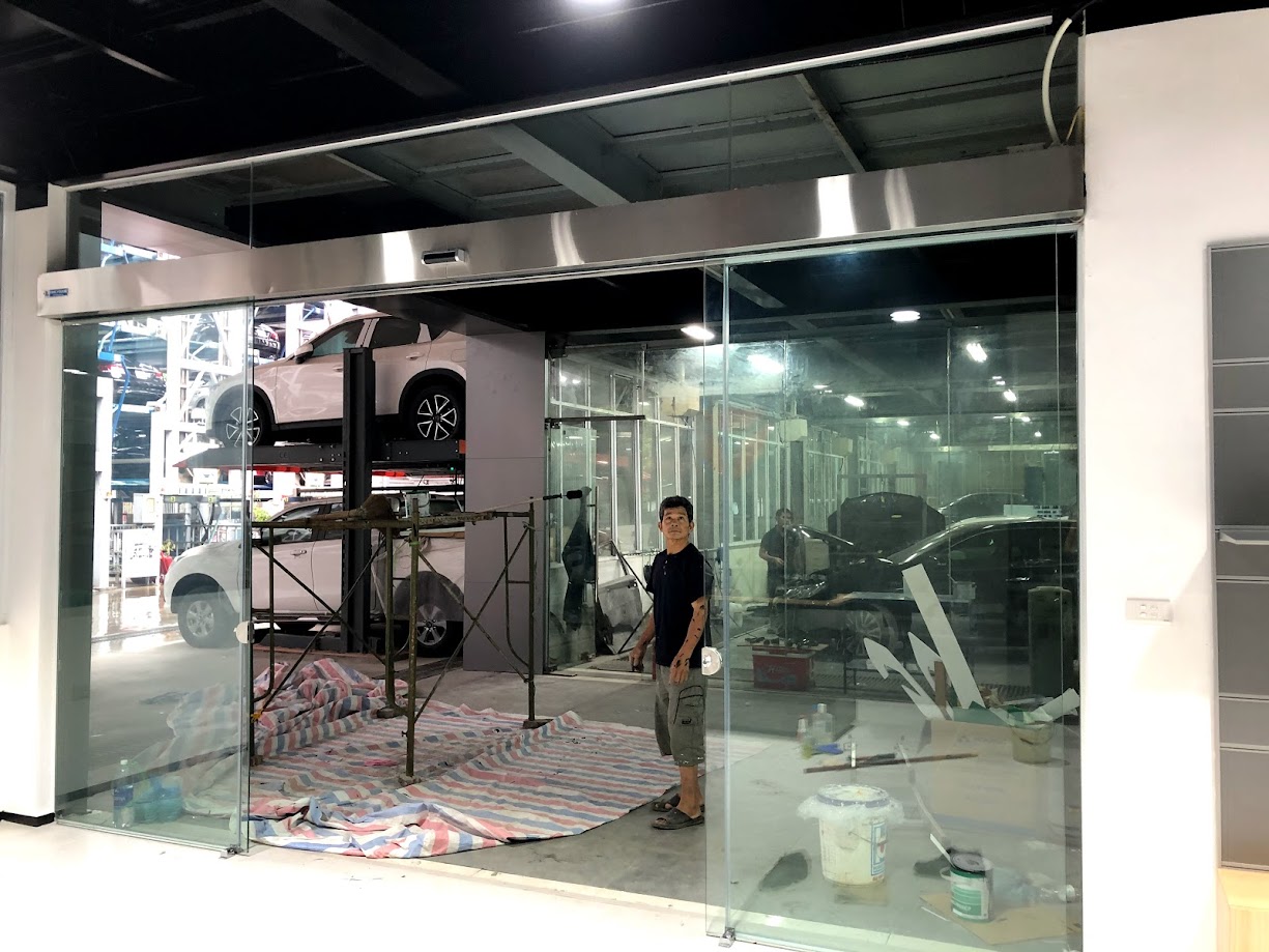 Cửa kính tự động tại xưởng sửa chữa ô tô đang thi công lắp đặt
